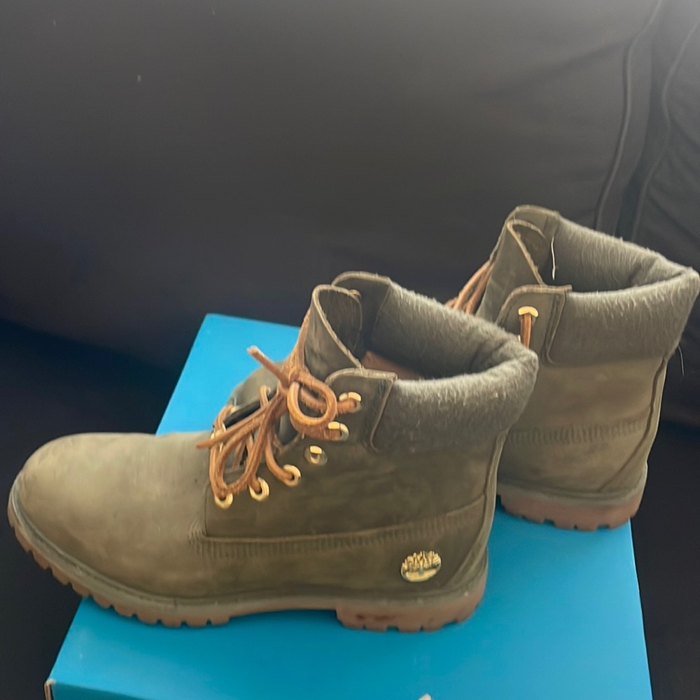 Used but still good condition. Green Timberland women’s boots size 8.5